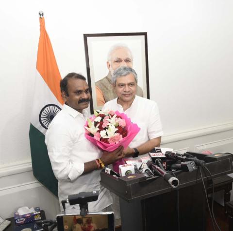 Shri Ashwini Vaishnaw being welcomed during his arrival for taking charge as the Union Minister for Information & Broadcasting, in New Delhi on June 11, 2024.