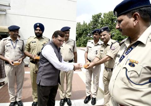 The Principal Director General, Press Information Bureau, Shri Dhirendra Ojha distributing the sweets during the Flag hoisting event