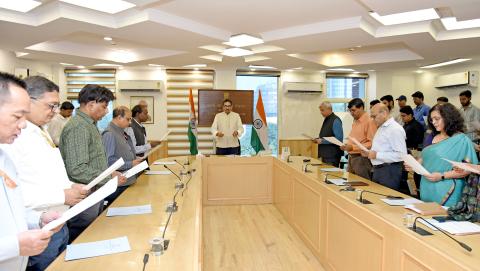 Unity Pledge to officials on the eve of Rashtriya Ekta Divas, in New Delhi on October 30, 2024.