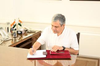 Shri Ashwini Vishnaw taking charge as the Union Minister of MIB.